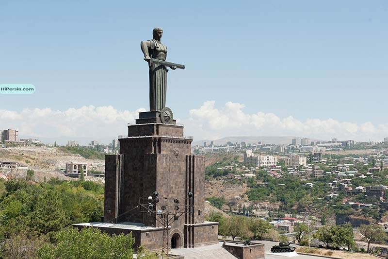 مجسمه‌ی مادر